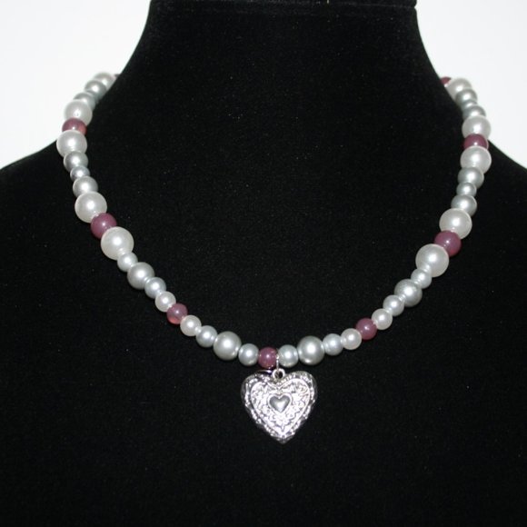 Beautiful pearl and heart necklace 18"